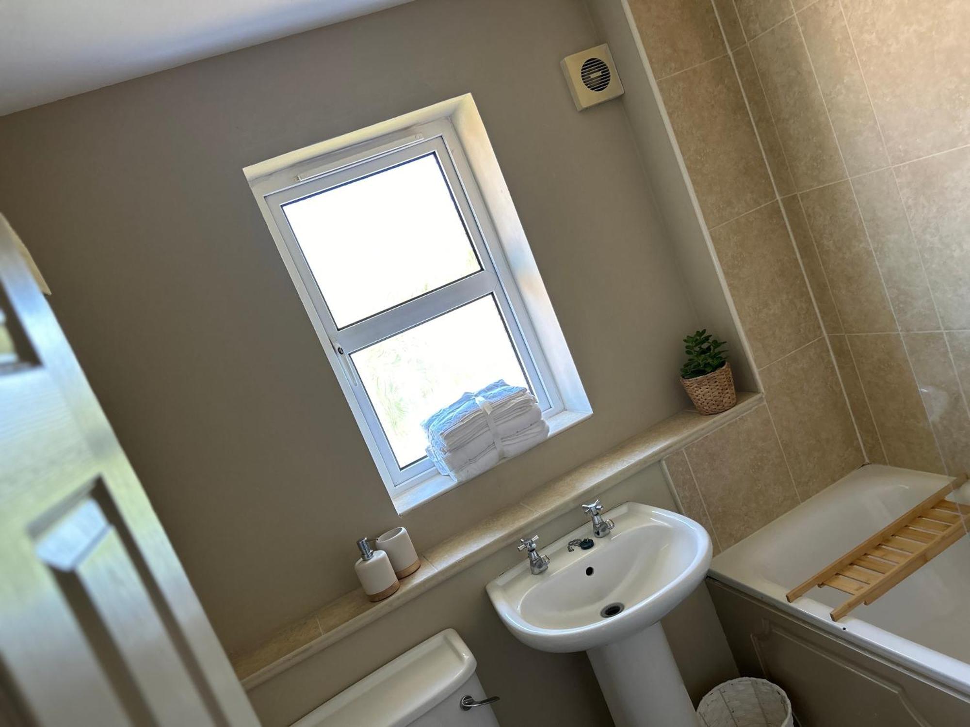 Belfast - Relax & Unwind In Our Skyline Retreat - 3 Bedroom Apartment With Parking Buitenkant foto